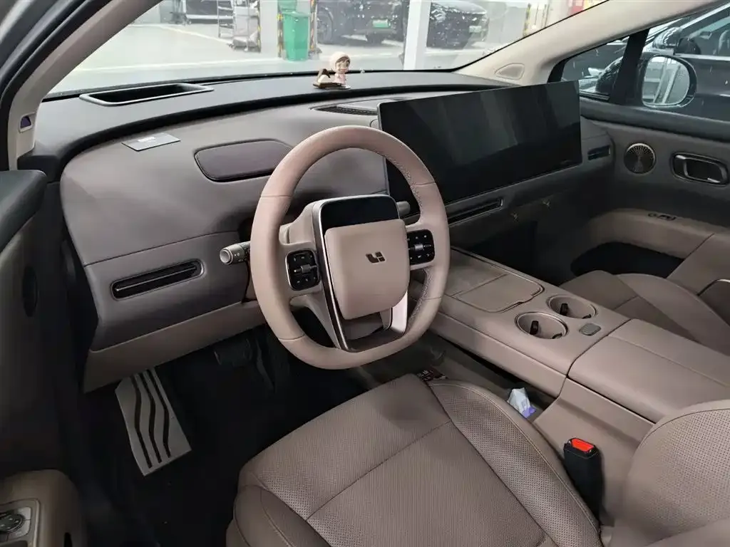 Li Auto i8 — фото 5