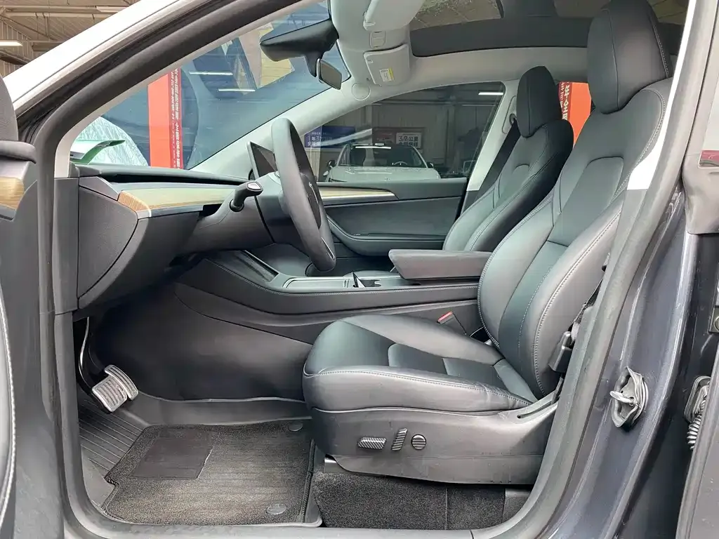 Tesla Model Y — фото 9