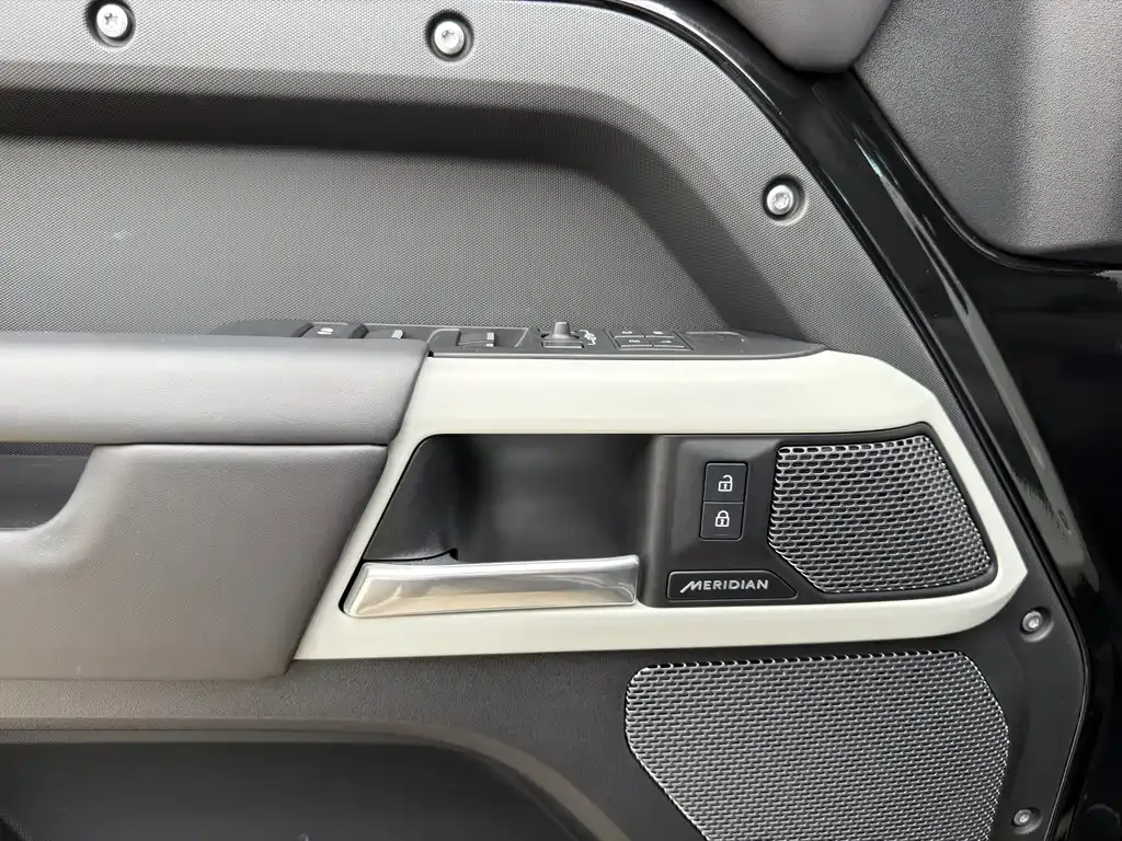 Land Rover Defender — фото 10