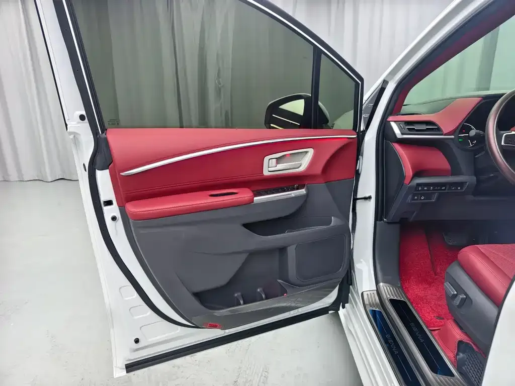 Toyota Sienna — фото 7