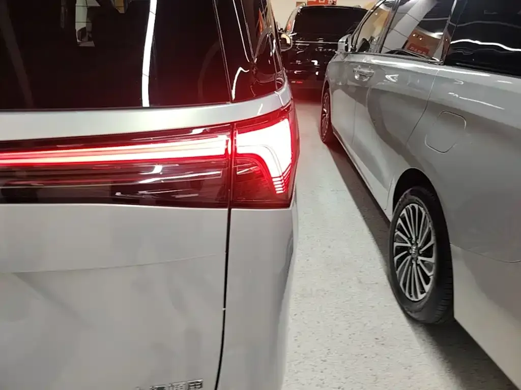Buick GL8 Hybrid — фото 10