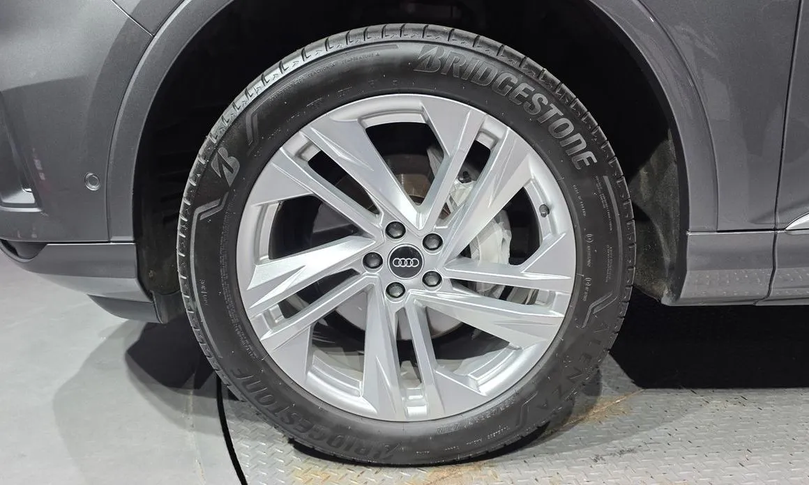 Audi Q7 2023 из KR, фото 3