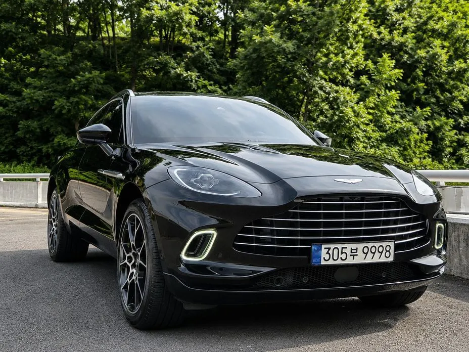 Aston Martin DBX — фото 1