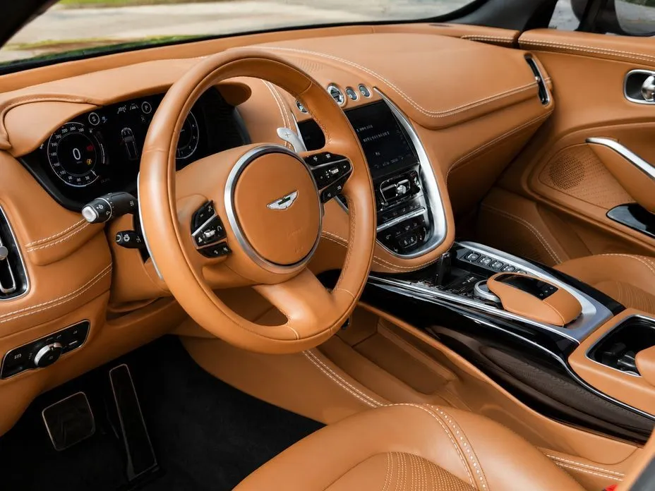Aston Martin DBX — фото 10
