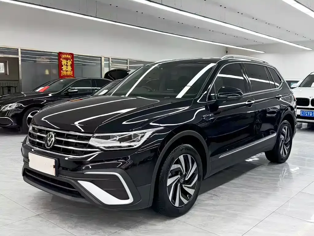Volkswagen Tiguan L — фото 1