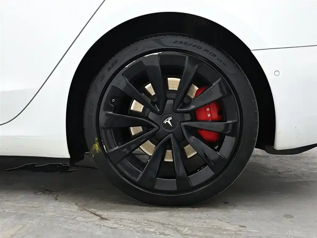 Tesla Model 3 — фото 10