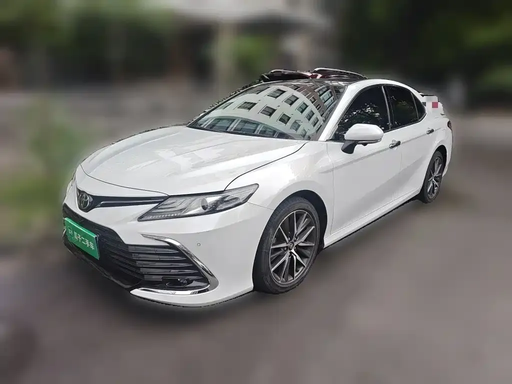 Toyota Camry — фото 1