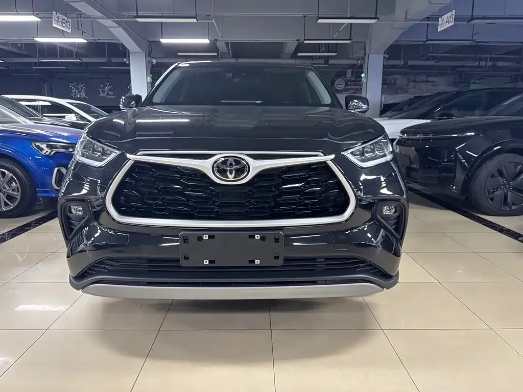 Toyota Highlander — фото 1