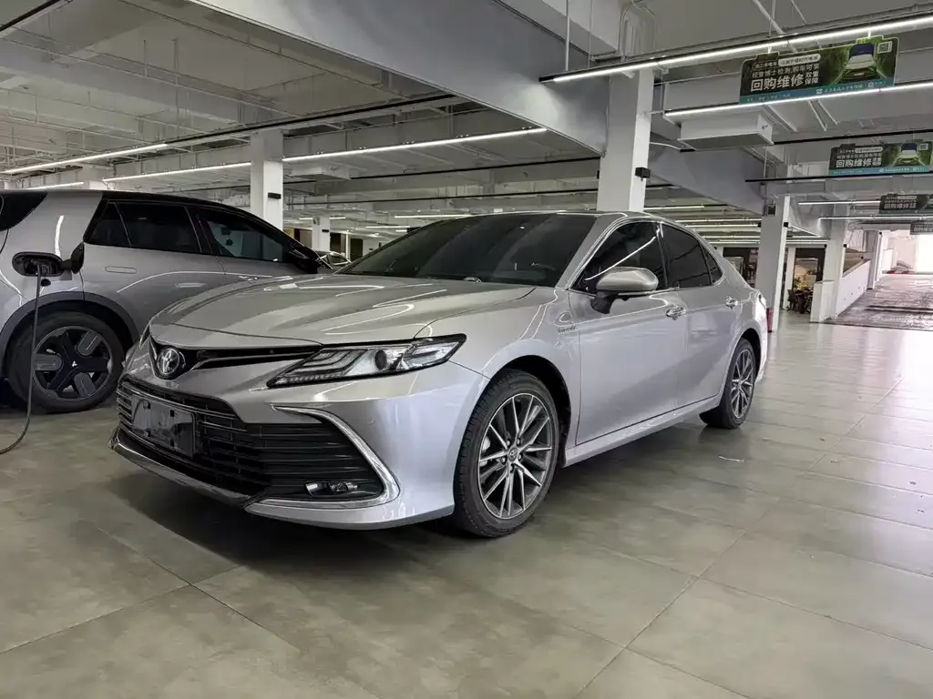 Toyota Camry — фото 1