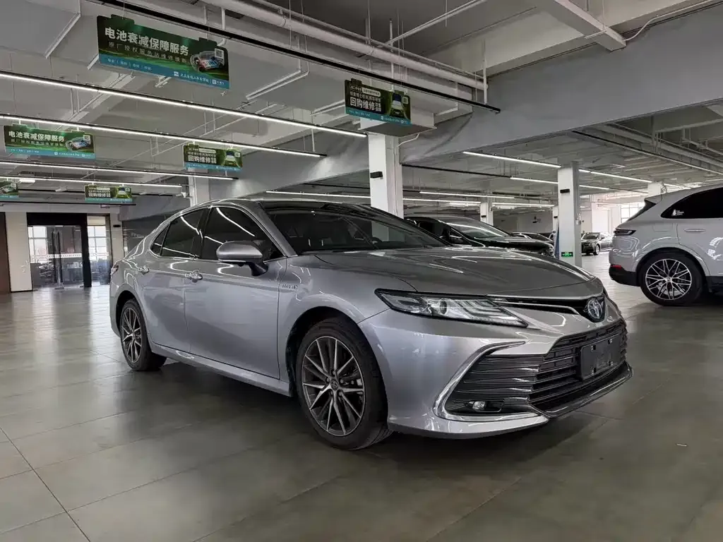 Toyota Camry — фото 2