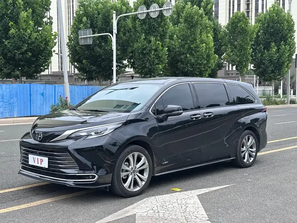 Toyota Sienna — фото 1