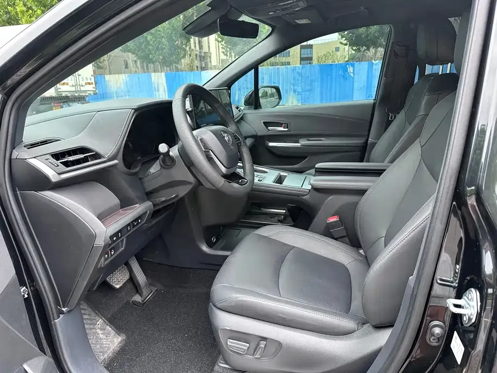 Toyota Sienna — фото 3