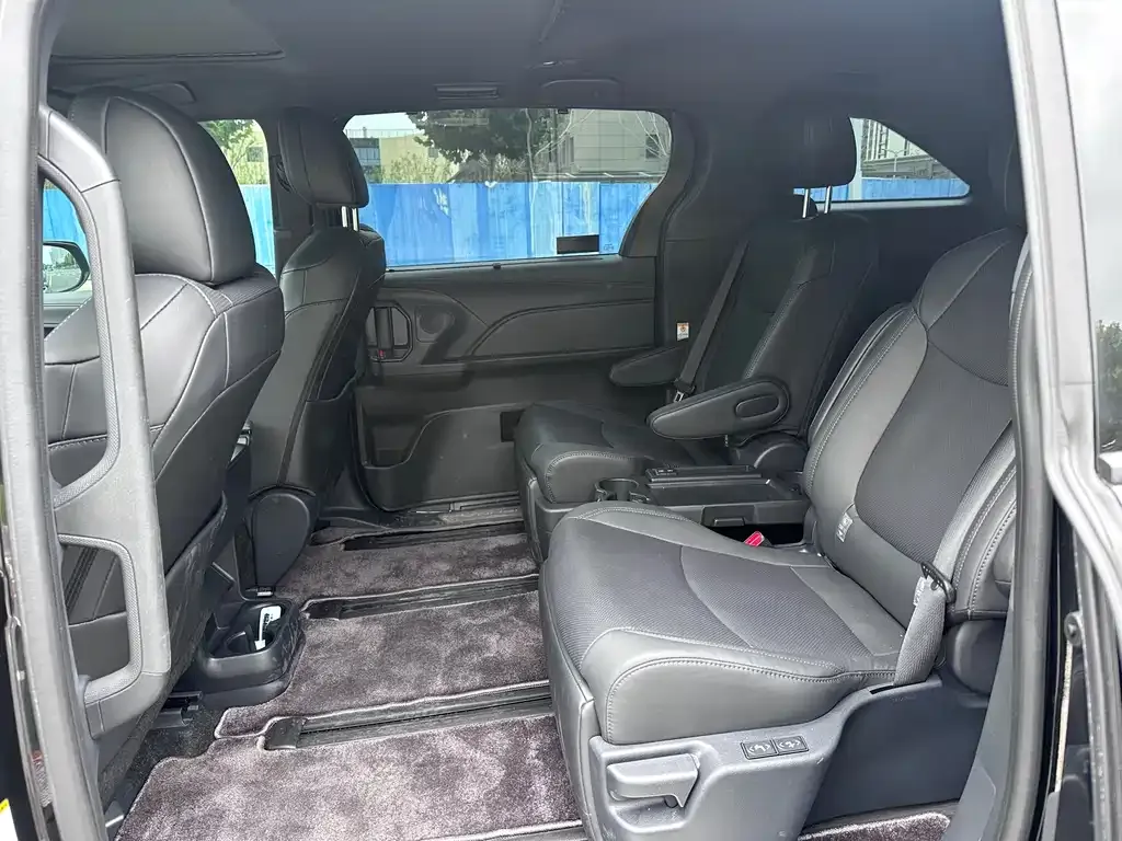 Toyota Sienna — фото 2
