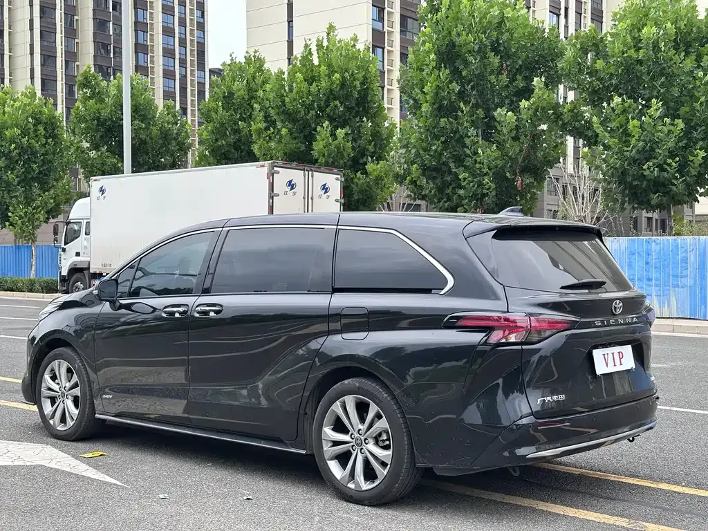 Toyota Sienna — фото 8