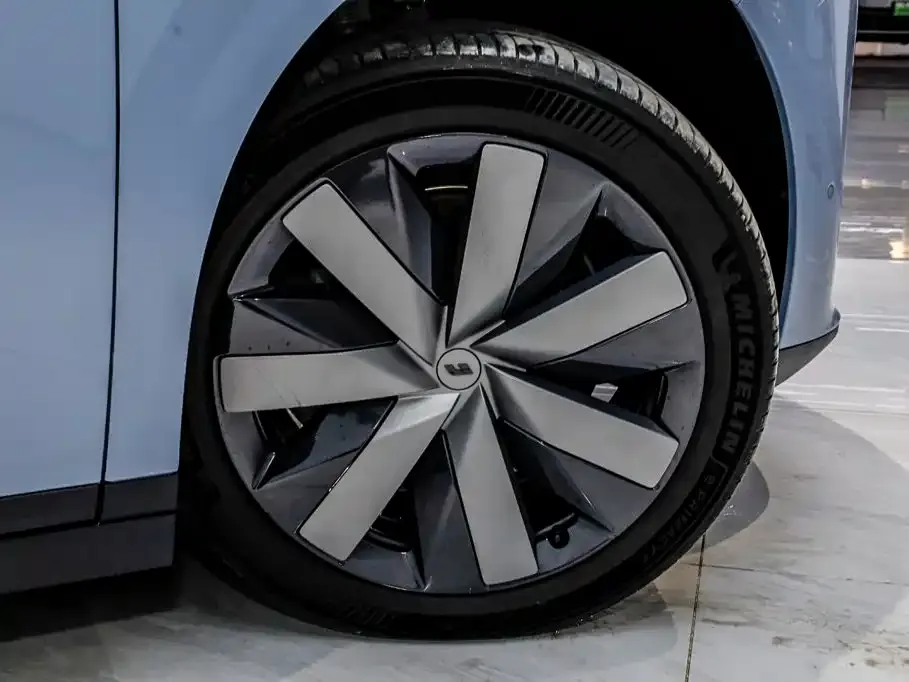 Li Auto i8 — фото 4