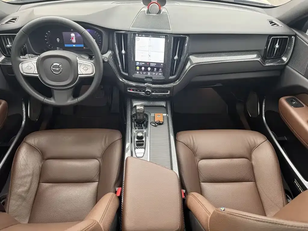 Volvo XC60 — фото 8
