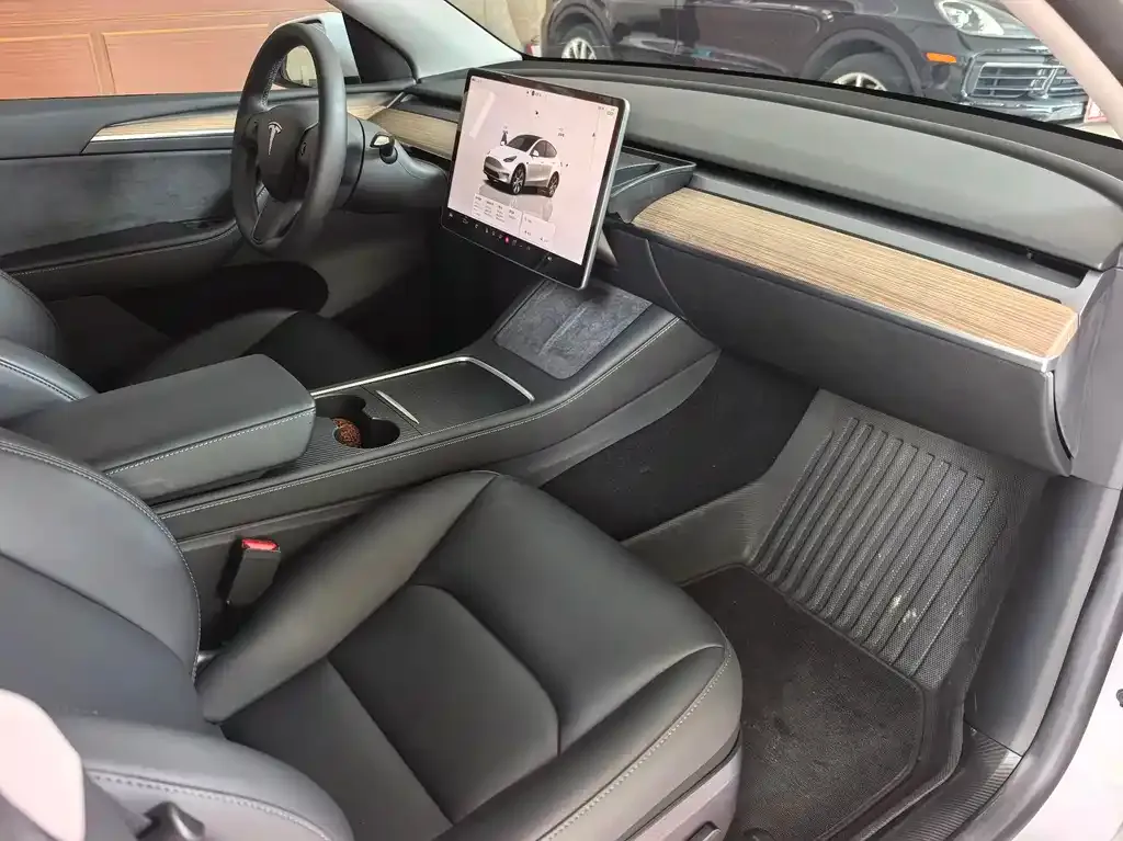 Tesla Model Y — фото 6