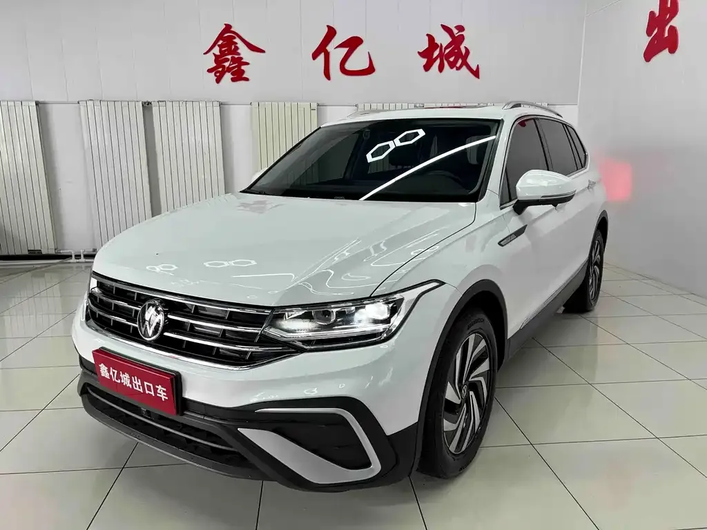 Volkswagen Tiguan L — фото 1