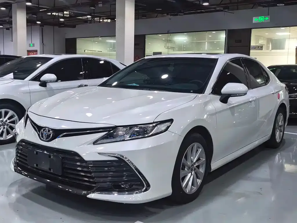 Toyota Camry — фото 1