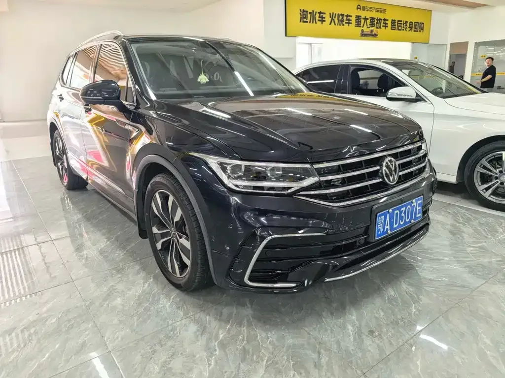 Volkswagen Tiguan L — фото 1