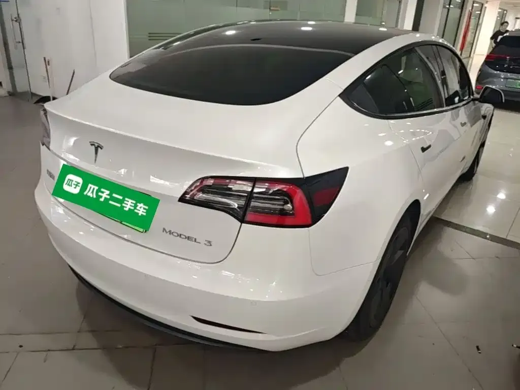 Tesla Model 3 — фото 10