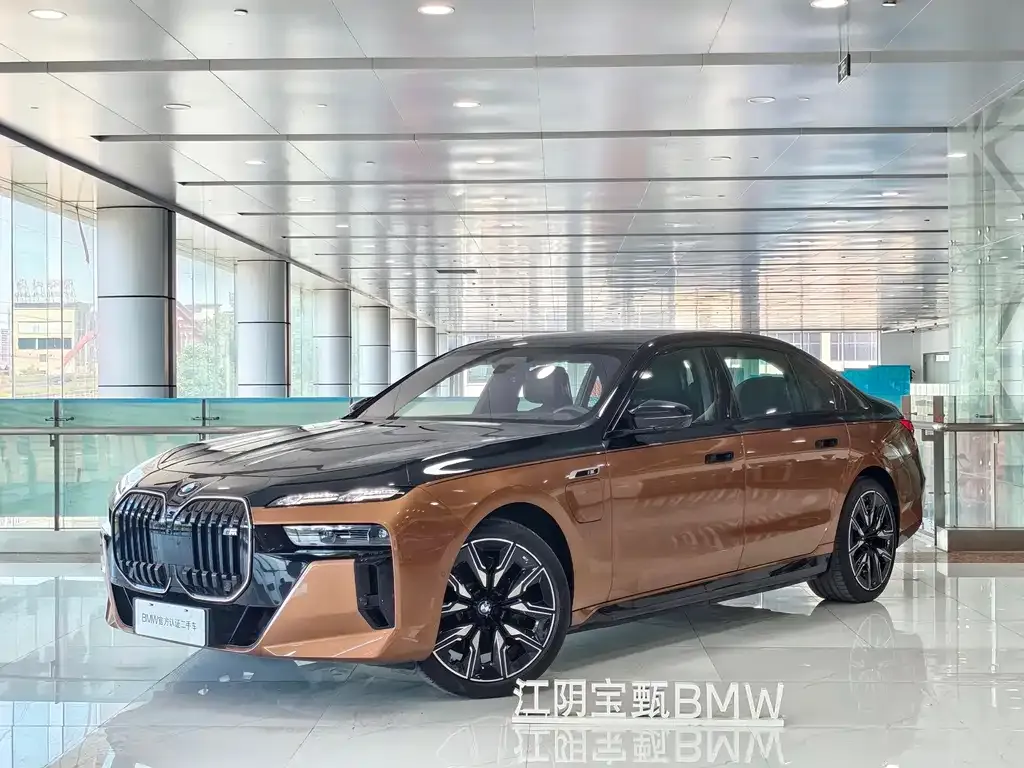 BMW i7 M70L — фото 1