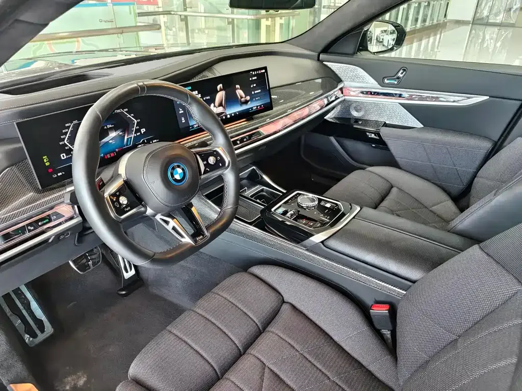 BMW i7 M70L — фото 10