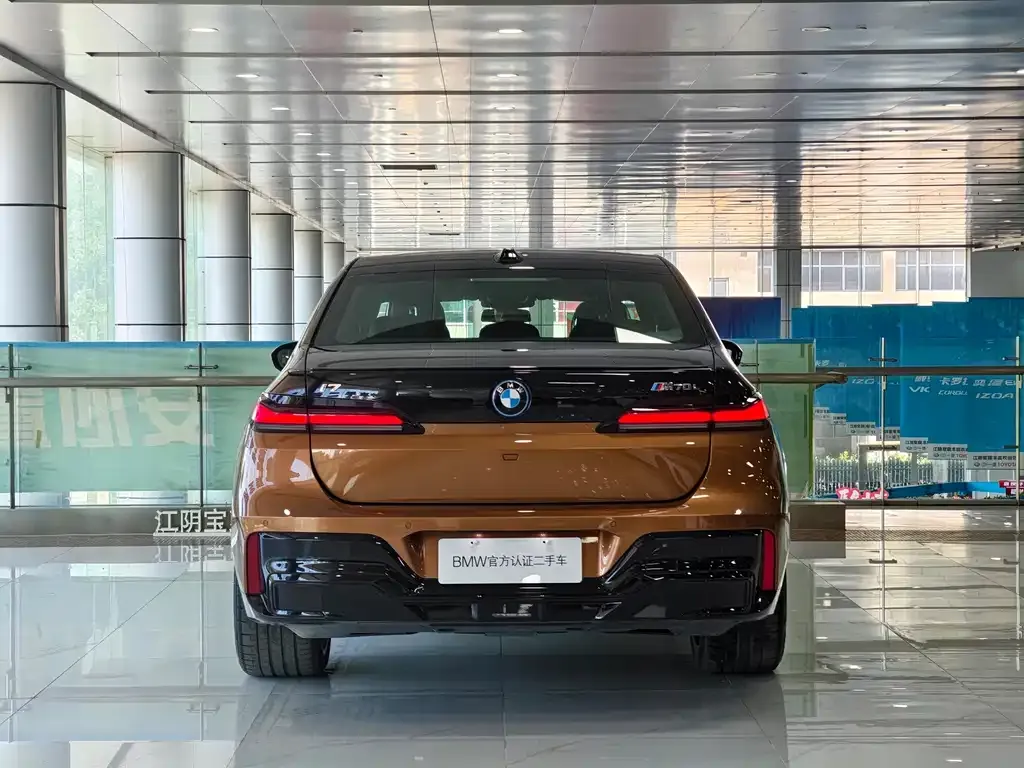 BMW i7 M70L — фото 3