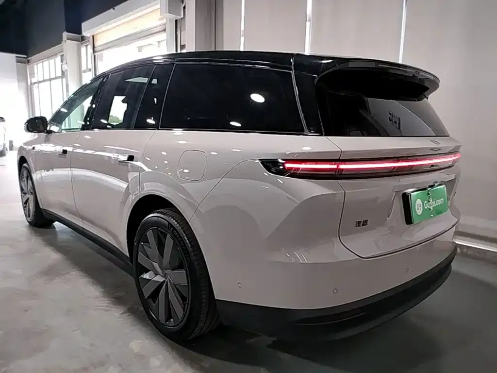 Li Auto i8 — фото 9
