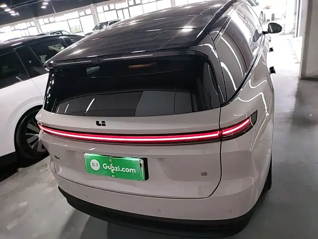 Li Auto i8 — фото 8