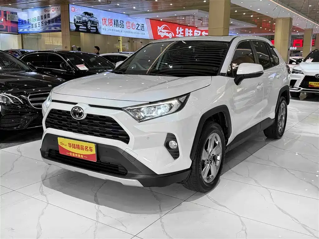 Toyota RAV4 — фото 1