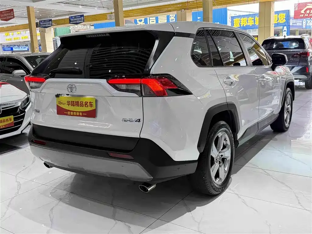 Toyota RAV4 — фото 2
