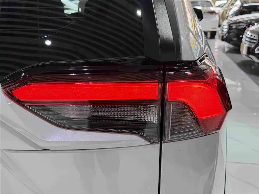 Toyota RAV4 — фото 8