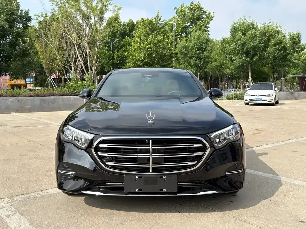Mercedes-Benz E-Class — фото 1