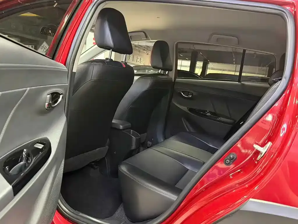 Toyota Yaris L — фото 3