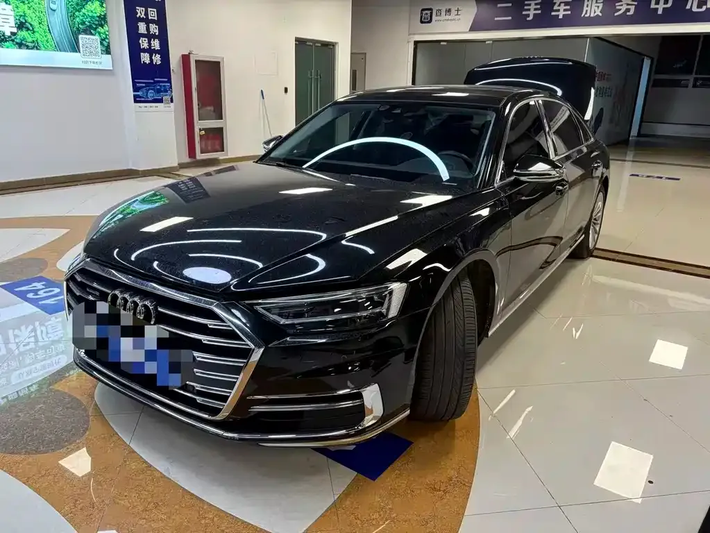 Audi A8 — фото 1