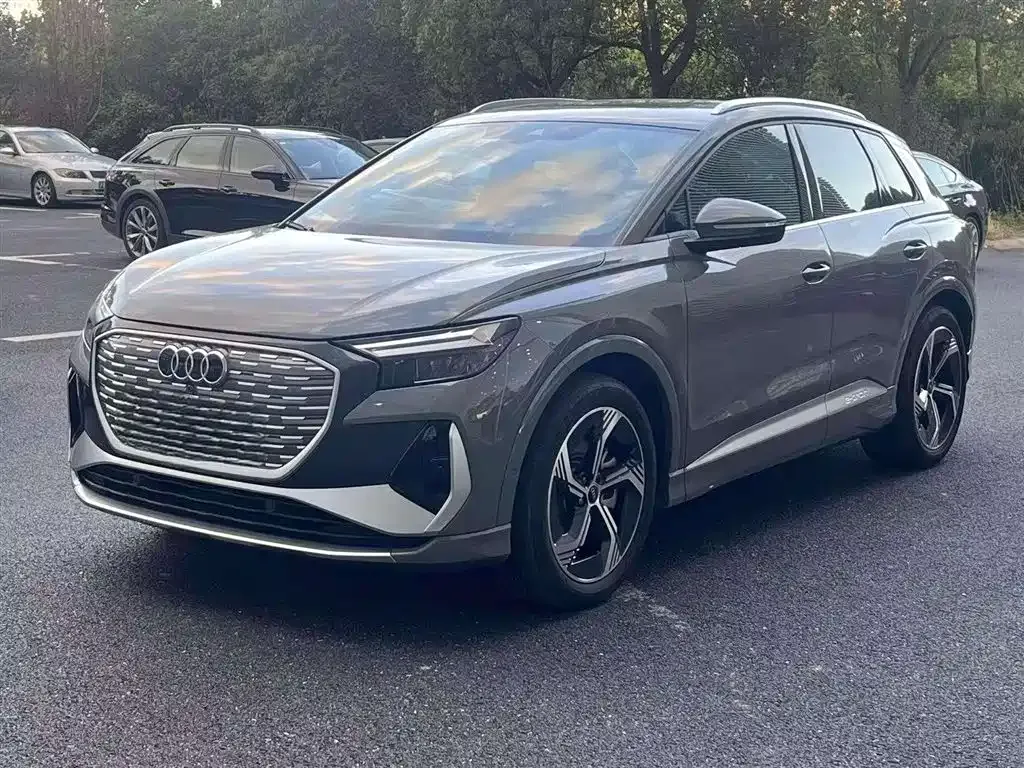 Audi Q4 e-tron — фото 1