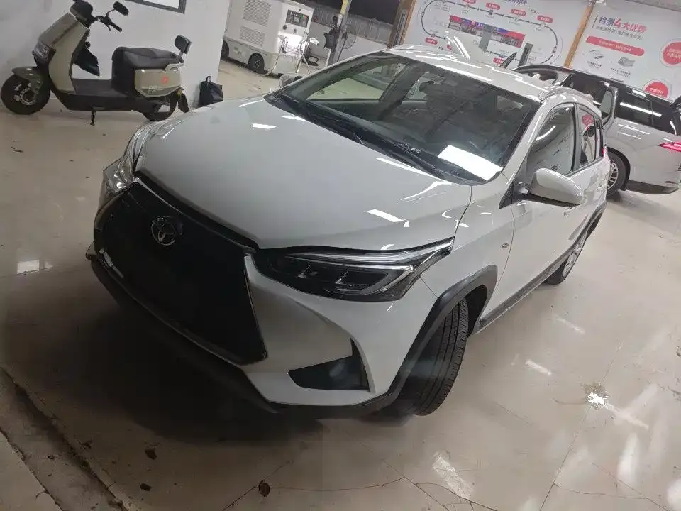 Toyota Yaris L — фото 1