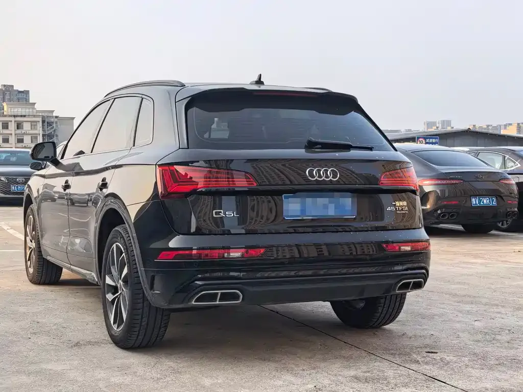 Audi Q5L — фото 10