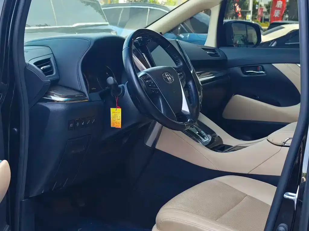 Toyota Alphard — фото 3