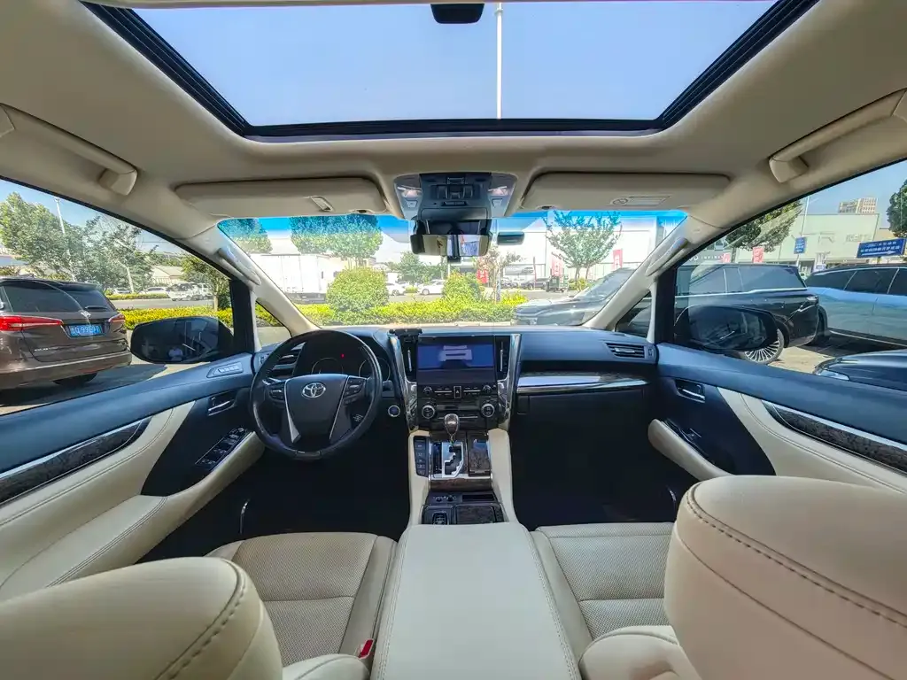 Toyota Alphard — фото 6