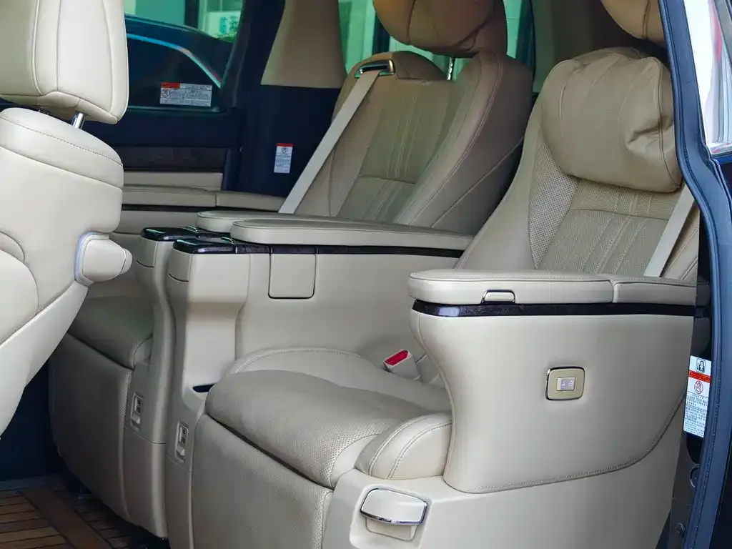 Toyota Alphard — фото 4