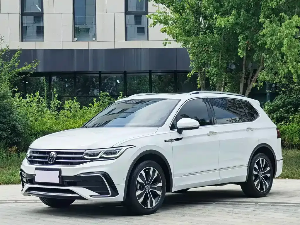 Volkswagen Tiguan L — фото 1