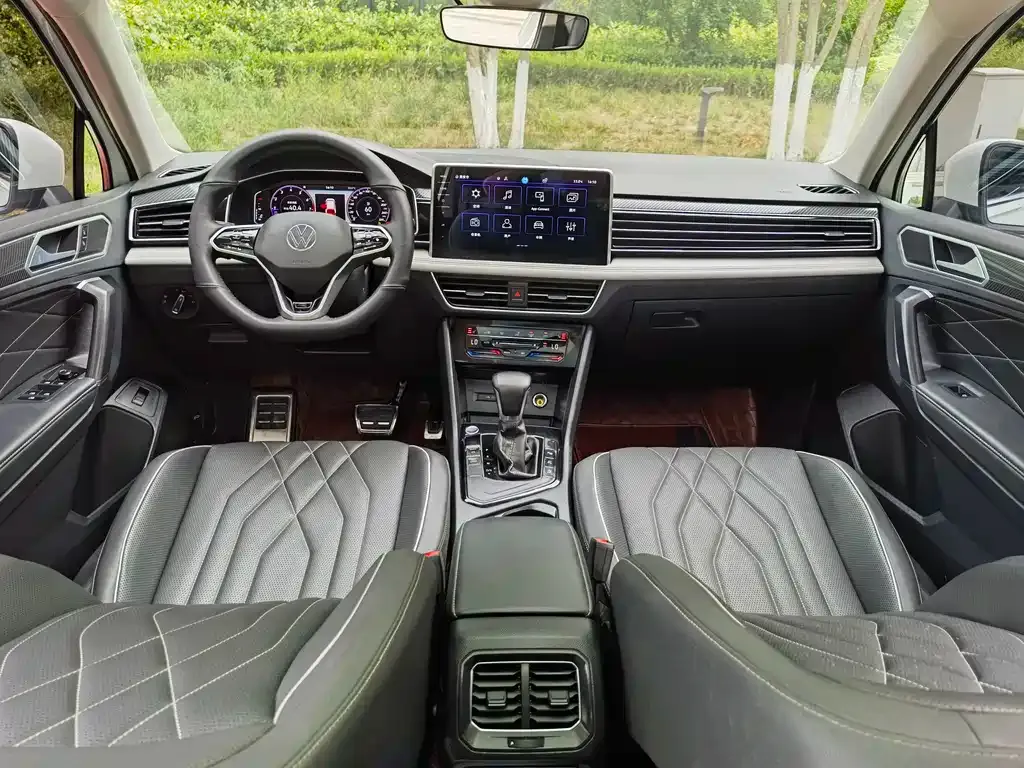 Volkswagen Tiguan L — фото 10