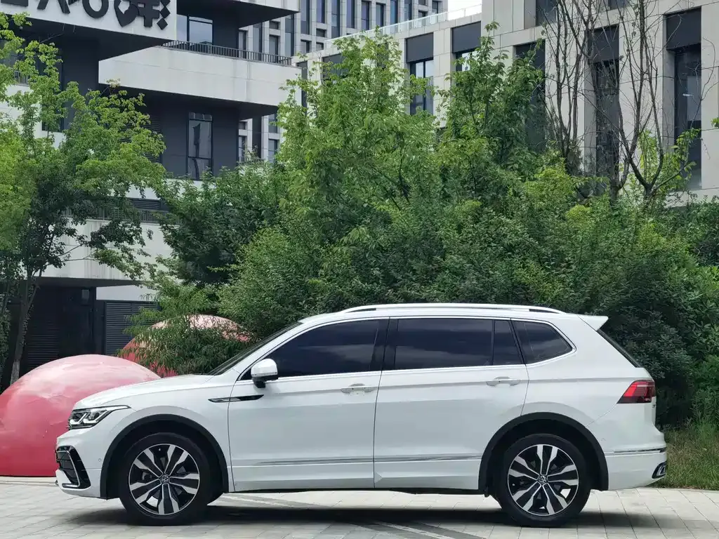 Volkswagen Tiguan L — фото 8