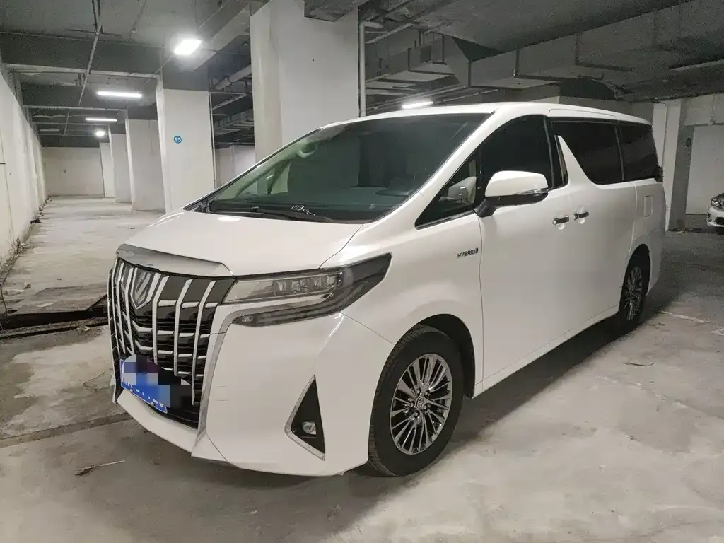 Toyota Alphard — фото 1
