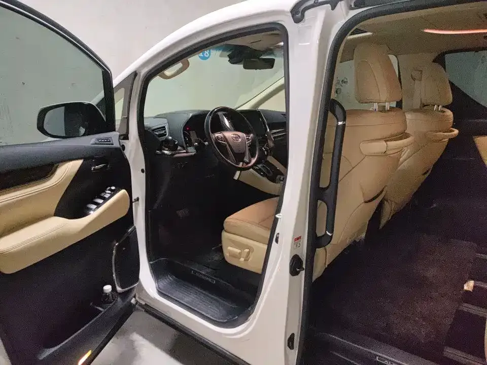 Toyota Alphard — фото 8