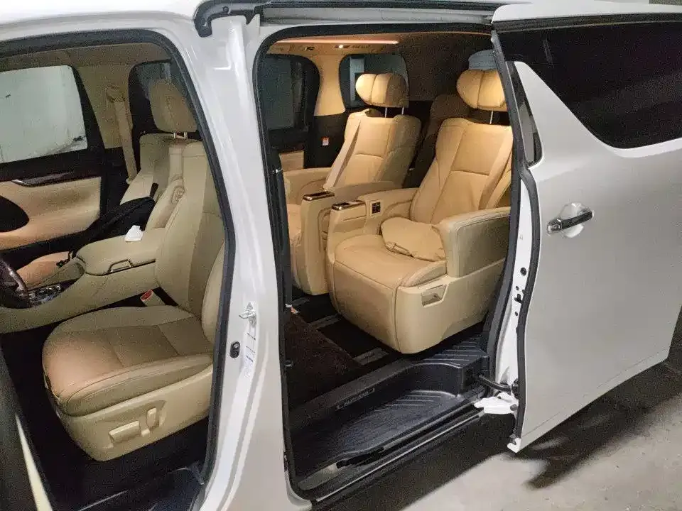 Toyota Alphard — фото 9