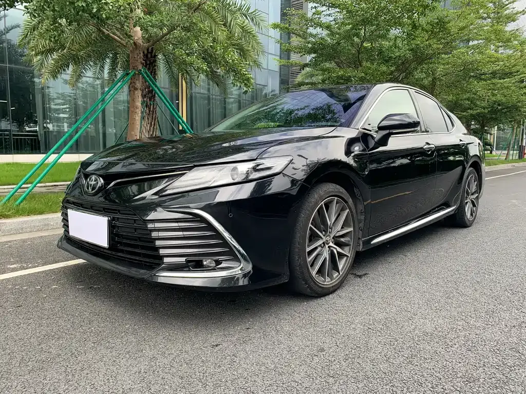 Toyota Camry — фото 1