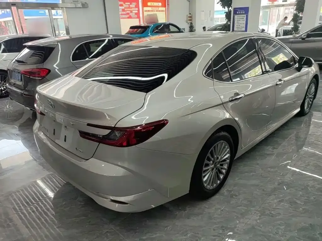 Toyota Camry — фото 2